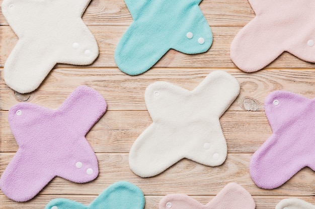 Ensemble de serviettes pour femmes en tissu réutilisable écologique de serviettes menstruelles réutilisables lumineuses colorées concept de périodes de femme zéro déchet vue de dessus avec espace de copie