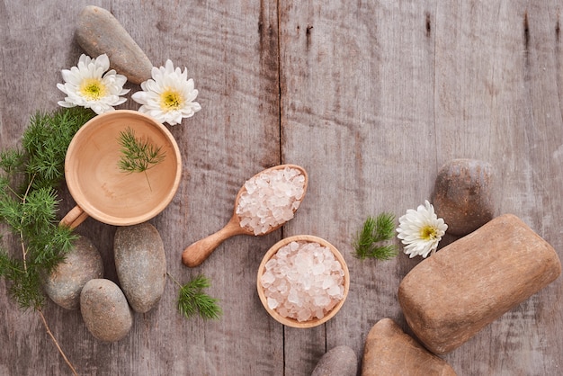 Ensemble de SPA d'aromathérapie/ Réglage de spa sur fond de bois