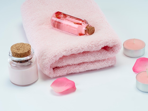 Ensemble de spa à base d'huile de rose et de bougies parfumées