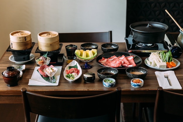 Ensemble Sukiyaki comprenant des tranches rares de bœuf Wagyu, sauce Shoyu et melon miel japonais.