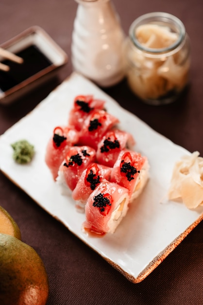 Photo ensemble de sushi au thon et caviar noir, joliment présenté sur la table