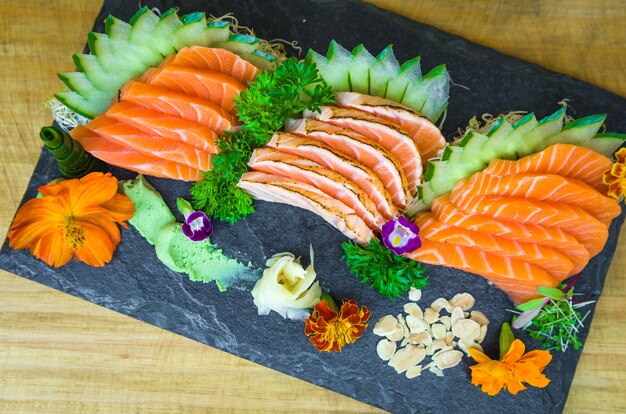 Ensemble de sushi (combo). Cuisine japonaise traditionnelle, sashimi premium décorés dans un cadre élégant.