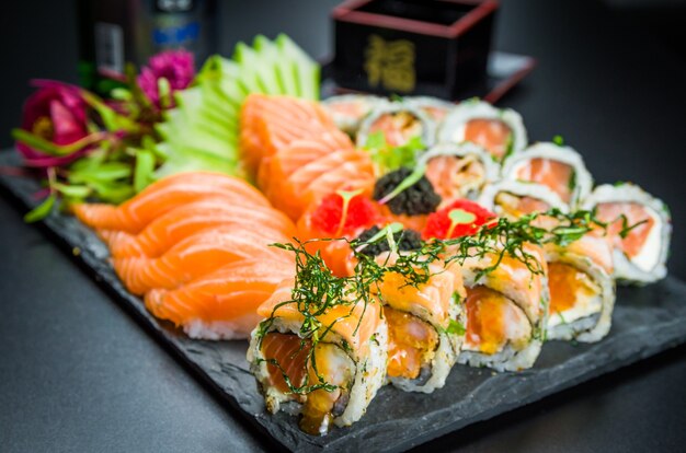 Ensemble de sushi. Cuisine japonaise traditionnelle, sushis premium décorés dans un cadre élégant.