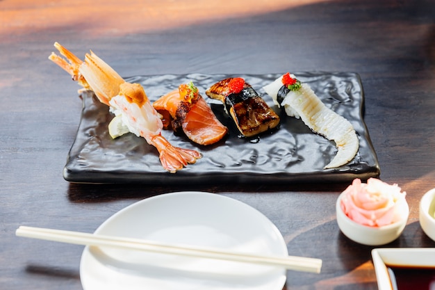 Photo l'ensemble de sushi de qualité supérieure comprend des crevettes frites avec de l'oursin, du foie gras,