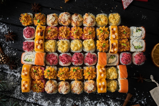 Ensemble de sushi et rouleau de sushi sur planche de bois.