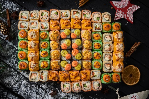 Ensemble de sushi et rouleau de sushi sur planche de bois.