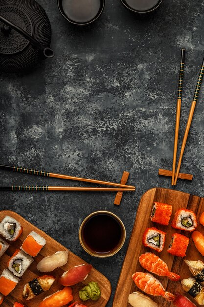 Ensemble de sushi: rouleaux de sushi et sushi sur plaque en bois.