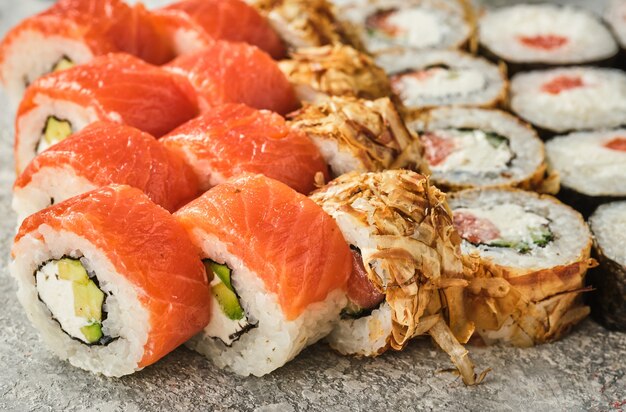 Ensemble de sushi. Uromaki au Philadelphia, aux légumes et au poisson.