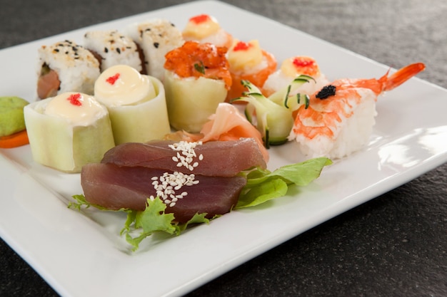 Ensemble de sushis assortis servis dans une assiette blanche