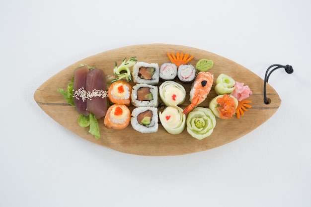 Ensemble de sushis assortis servis sur plateau en bois