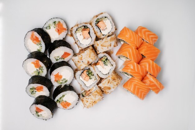 Ensemble de sushis au saumon, au thon et au fromage à la crème Cuisine japonaise traditionnelle