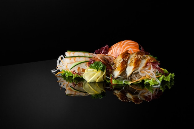 Un ensemble de sushis aux crevettes sur fond noir avec reflet