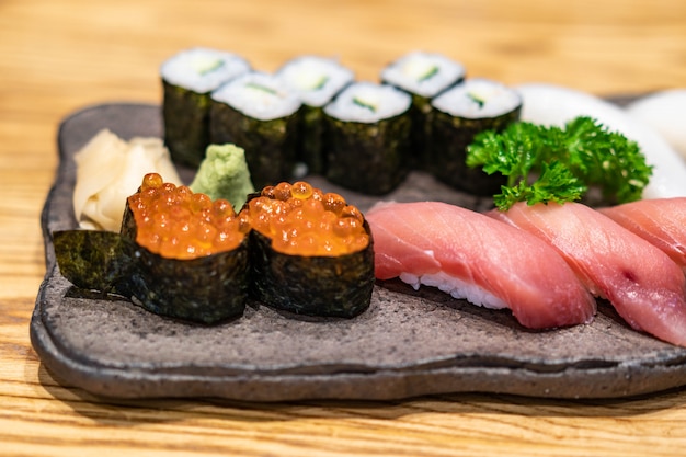 Ensemble de sushis frais avec point de mise au point sélective