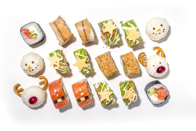 Ensemble de sushis de Noël avec de drôles de rouleaux décorés comme des symboles de Noël Père Noël, cerf, bonhomme de neige, sapin, menu de bar à sushis de Noël, maquette de livraison festive