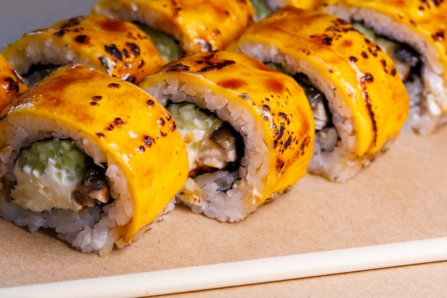 Un ensemble de sushis de nombreux types de rôles et avec des farces différentes. Carte de sushis. Sushi gastronomique japonais.
