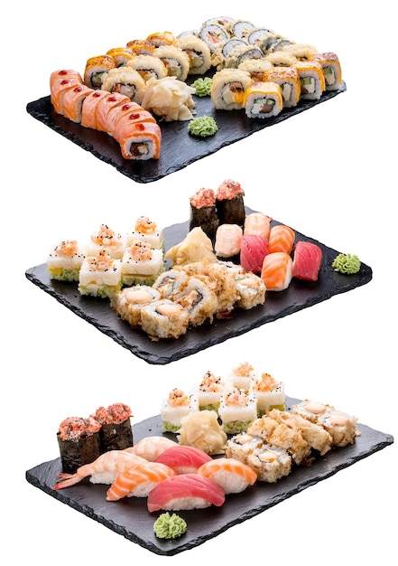 Ensemble de sushis sur des planches en céramique sur fond blanc