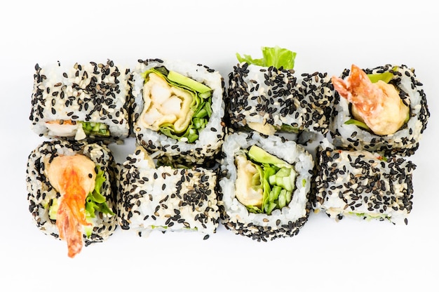 Ensemble de sushis avec salade leawes et crevettes tigrées