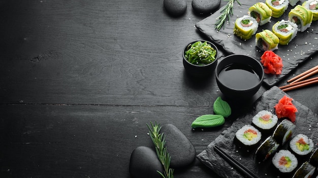 Ensemble de sushis et sauce soja Cuisine traditionnelle japonaise Vue de dessus Style rustique