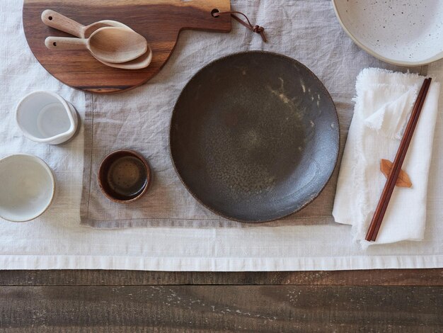 Ensemble De Table Biologique Naturel Avec Assiettes, Bols Et Ustensiles Sur  Nappes En Lin Couleurs Neutres Et Matériaux Naturels En Céramique Et Bois