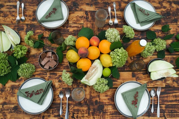 Ensemble de table d'été Table à manger extérieure décorée de fleurs et de fruits frais