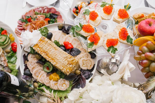 Ensemble de table festive avec de la nourriture et des collations lors d'un mariage ou d'une célébration