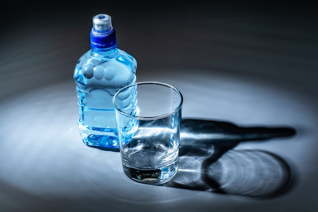 Ensemble de table servie de bouteille d'eau minérale et verre