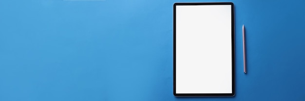 Ensemble de tablette moderne à écran noir avec réflexion et stylo argenté sur la surface bleue