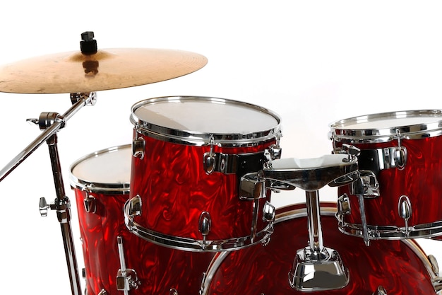 Ensemble de tambours rouges isolés sur fond blanc gros plan