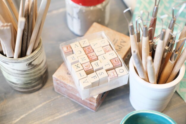 Ensemble de tampons alphabet décoratifs en bois et équipement de studio de poterie Outils de modélisation en bois Photo horizontale