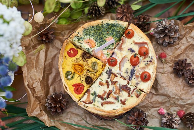 Photo ensemble de tartes salées sur un papier sulfurisé.