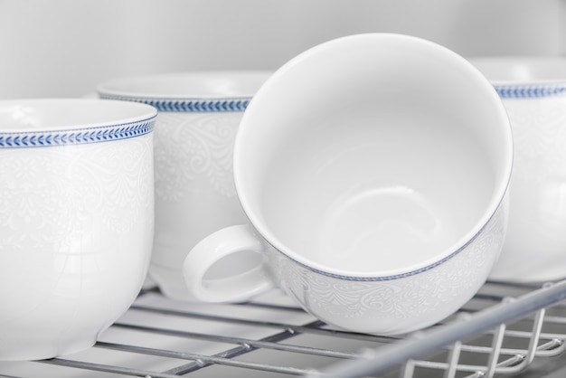 Ensemble de tasses blanches propres sur l&#39;étagère