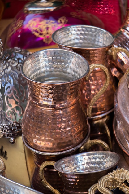 Un ensemble de tasses en métal faites dans l'ancien style ottoman
