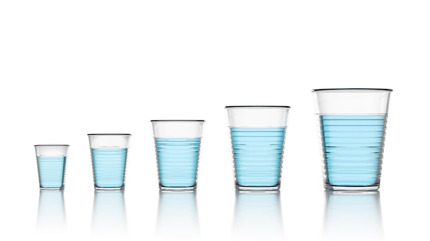 Ensemble de tasses en plastique transparent avec de l'eau isolé