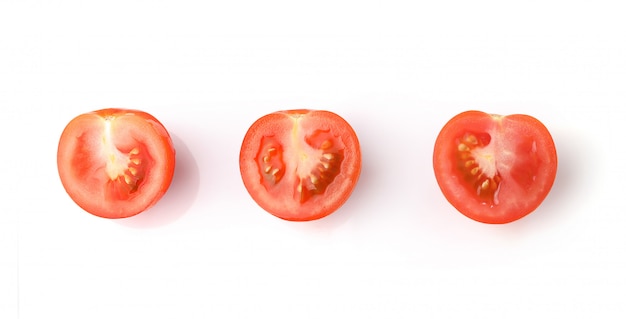 Ensemble de tomates cerises rouges mûres isolé sur fond blanc