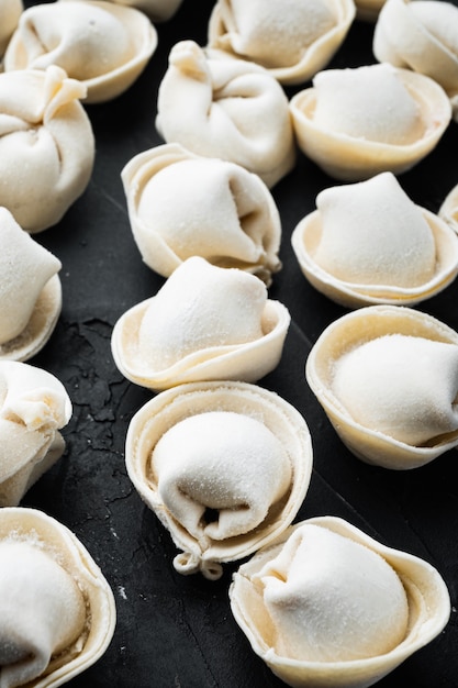 Ensemble de tortellini et ravioli de boulettes congelées, sur le fond noir