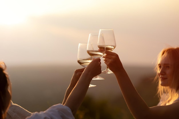 Photo ensemble en train de claquer des verres en gros plan