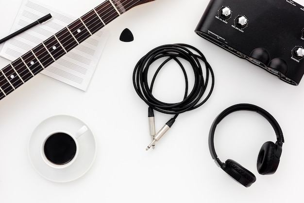 Photo ensemble de travail de musicien avec guitare, note et casque