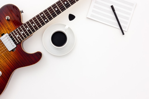 Ensemble de travail de musicien avec guitare, note et casque