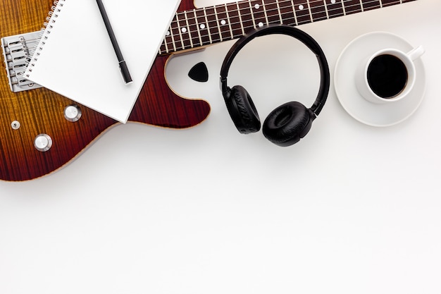 Photo ensemble de travail de musicien avec guitare, note et casque