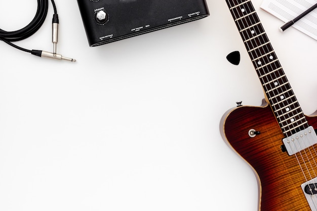 Ensemble de travail de musicien avec guitare, note et casque