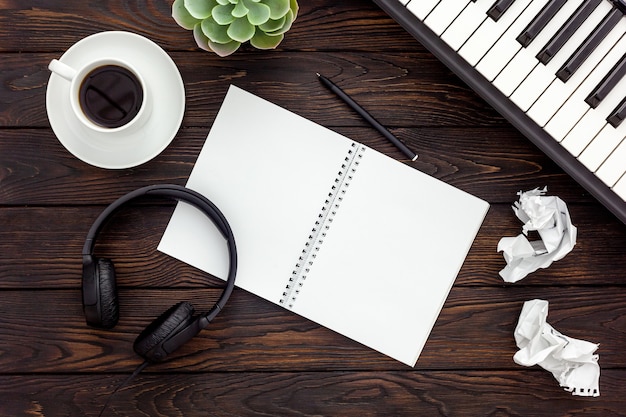 Ensemble de travail de musicien avec synthétiseur, note et casque