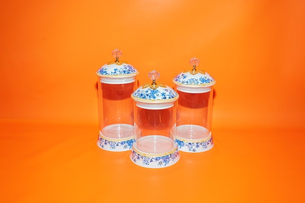 Ensemble de trois bocaux en verre avec couvercles blancs à motif de fleurs bleues