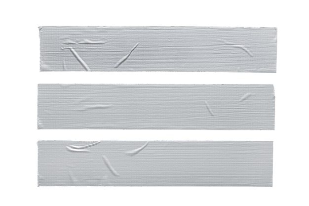 Ensemble de trois morceaux de ruban adhésif de réparation gris argenté isolé sur fond blanc.