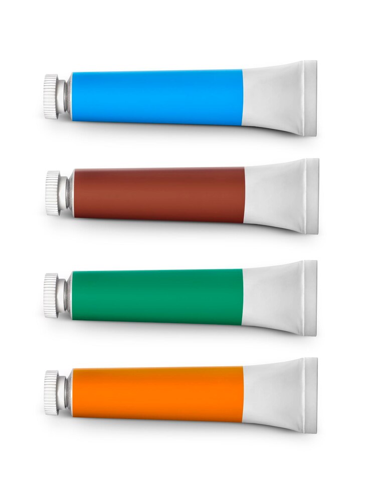 Photo ensemble de tubes colorés avec une peinture sur fond blanc