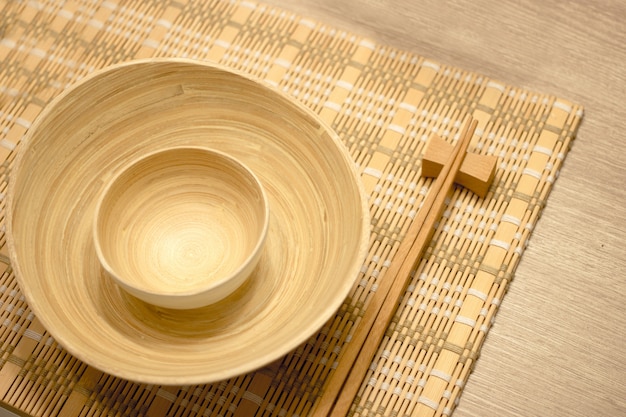 Ensemble d'ustensiles de cuisine en bois sur table dans le style de vie asiatique