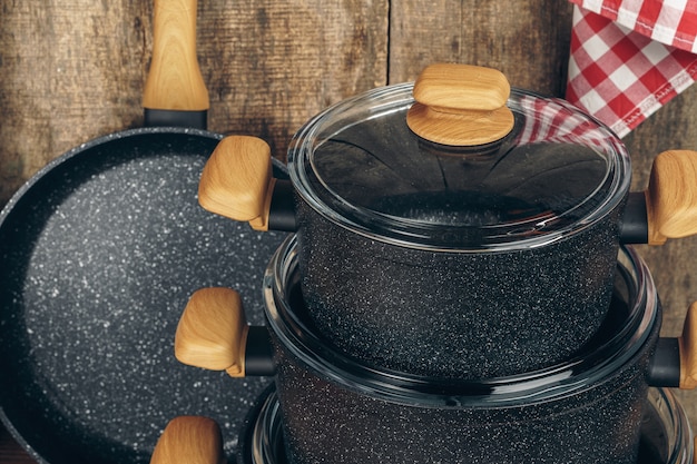 Ensemble d'ustensiles de cuisine sur un comptoir de cuisine