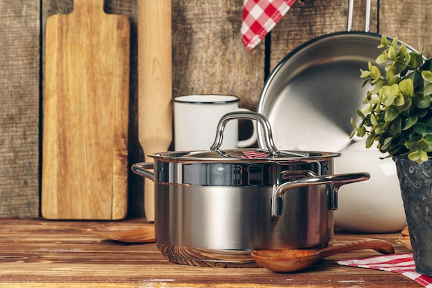 Ensemble d'ustensiles de cuisine sur un comptoir de cuisine