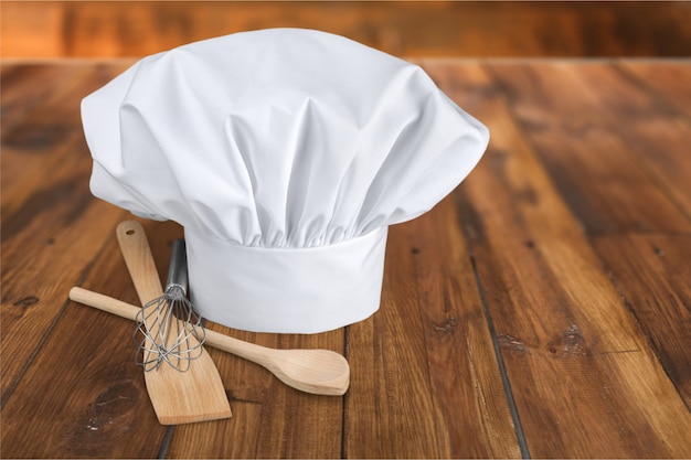 Ensemble d'ustensiles de cuisine sur fond de bois