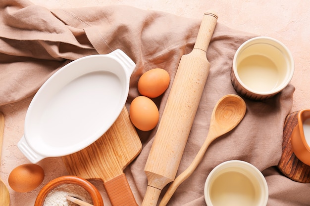 Ensemble d'ustensiles de cuisine et ingrédients pour préparer la boulangerie sur fond de couleur