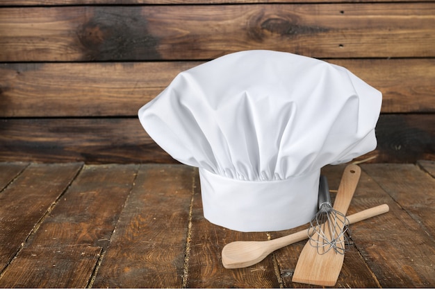 Ensemble d'ustensiles de cuisine modernes en acier sur table en bois